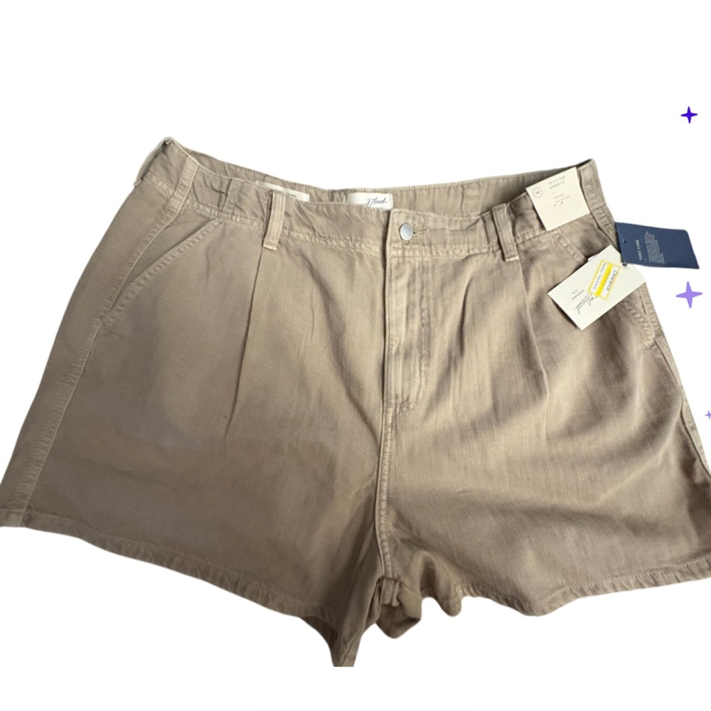 Universal thread women’s high-rise
slim hip & leg pleated shorts
Various sizes